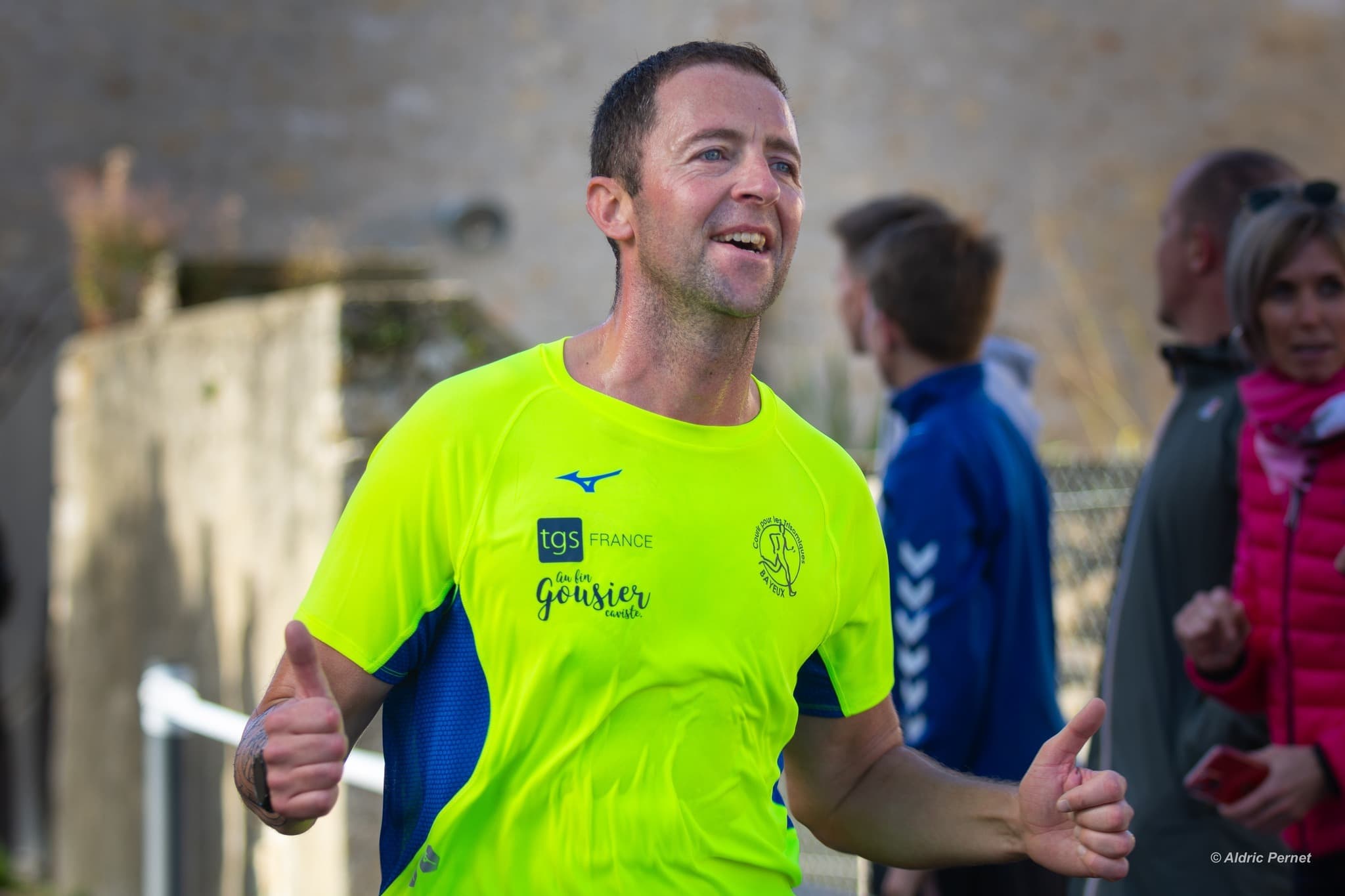 Coureur CPLT franchissant la ligne d'arrivée d'un trail