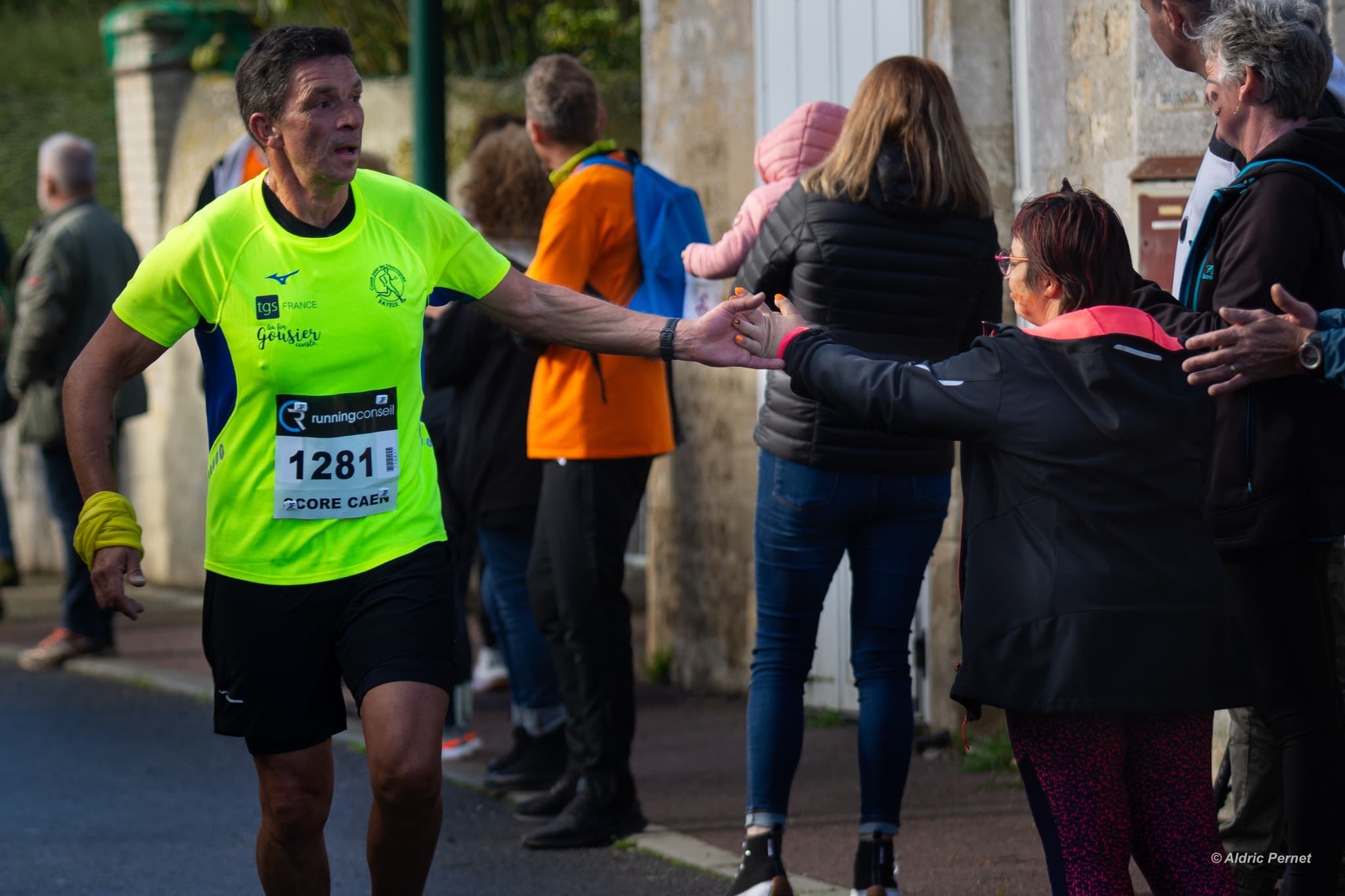 Équipe CPLT posant avec leurs dossards de course
