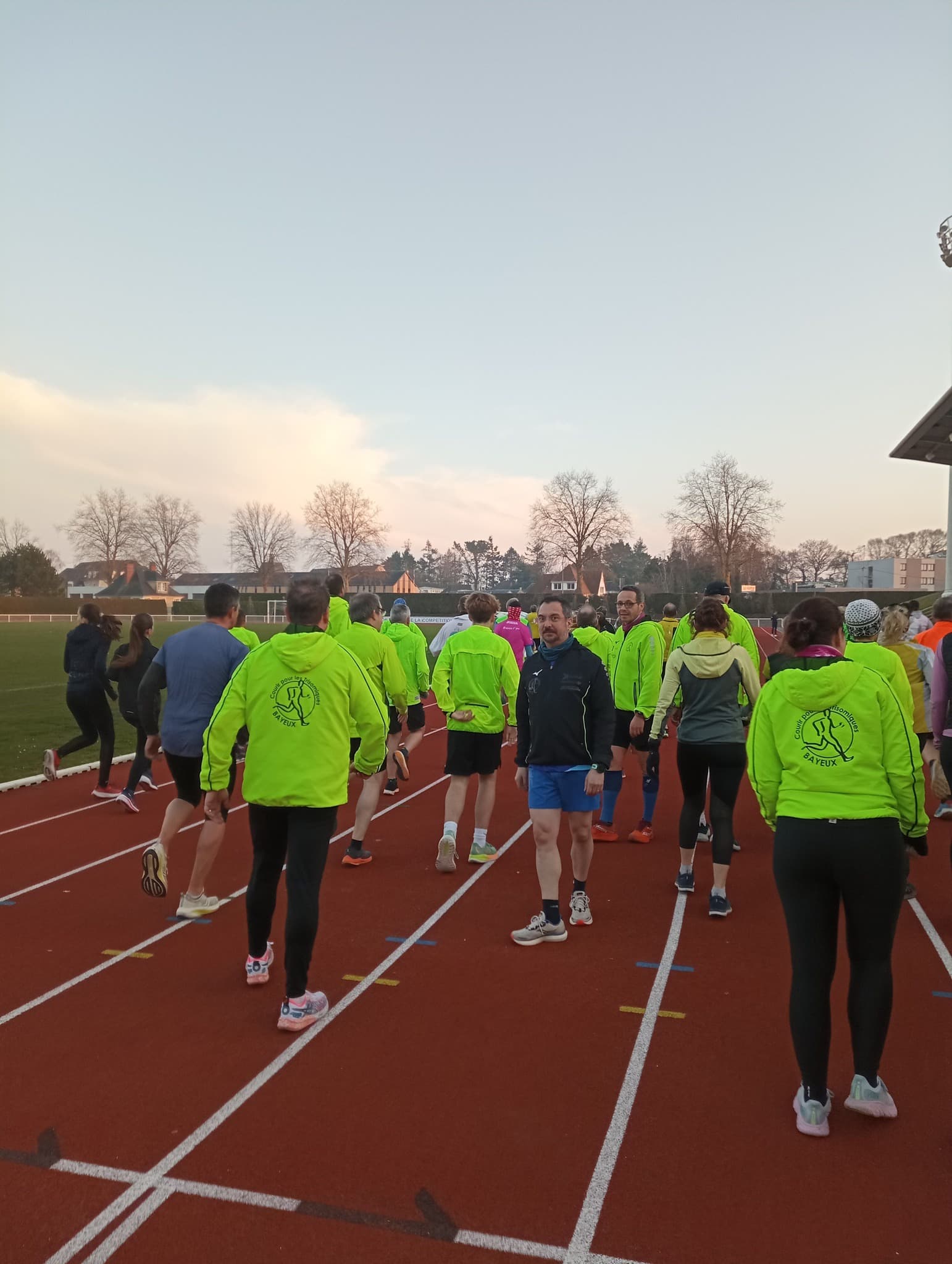 Équipe de coureurs CPLT en tenue sur la piste