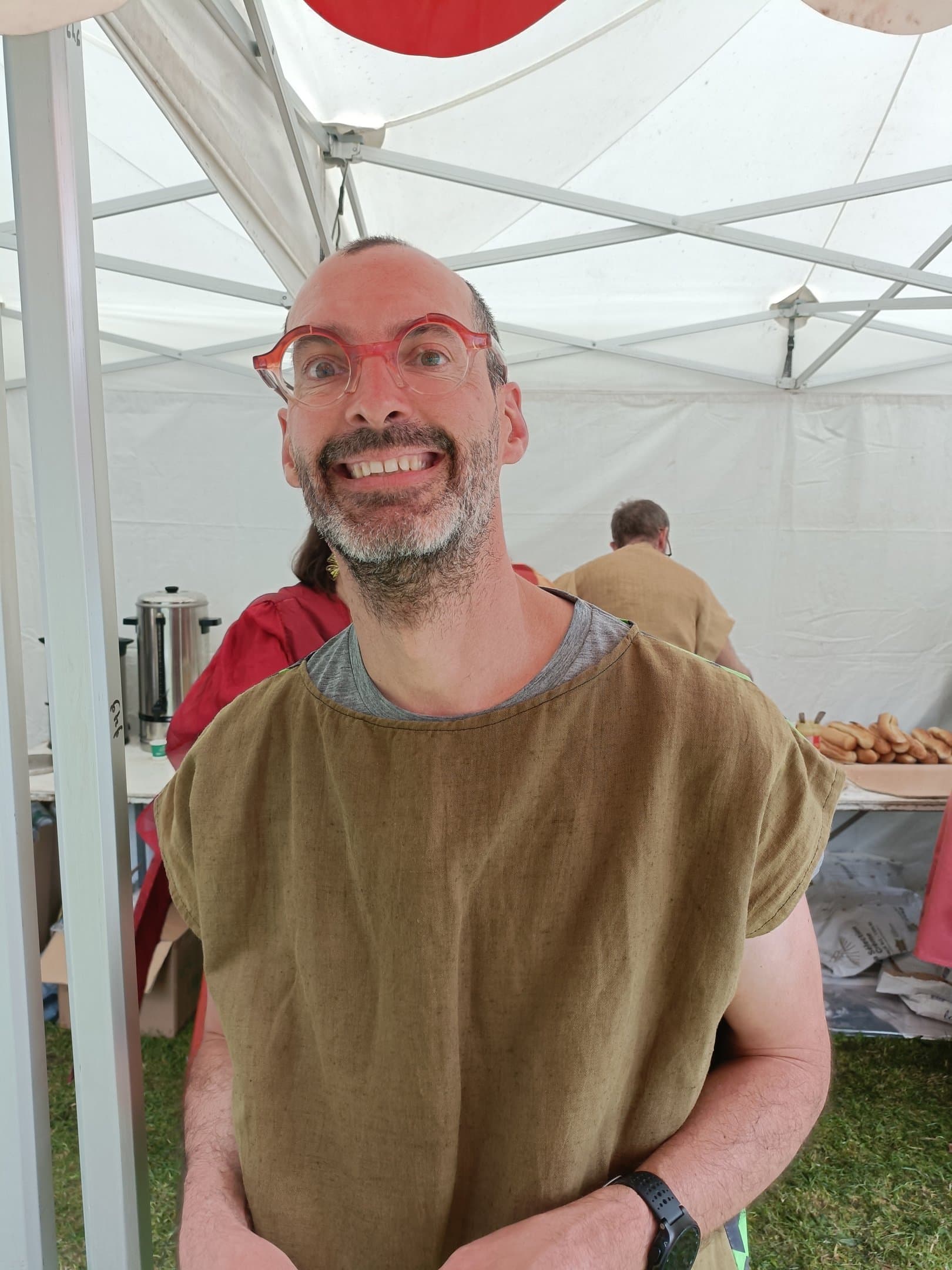 Adhérents CPLT en tenue médiévale servant les repas